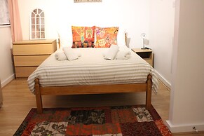 Impeccable Spacious 6-bed House in Romford