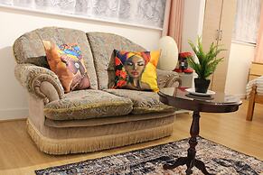 Impeccable Spacious 6-bed House in Romford