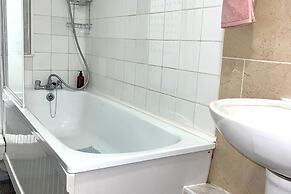 Impeccable Spacious 6-bed House in Romford