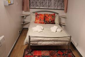 Impeccable Spacious 6-bed House in Romford