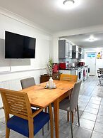 Impeccable Spacious 6-bed House in Romford