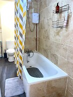 Impeccable Spacious 6-bed House in Romford