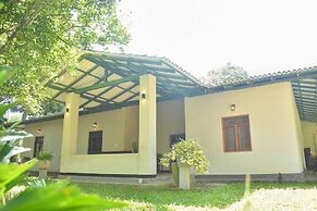 Charming & Historical 3-bed Bungalow in Hikkaduwa
