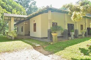 Charming & Historical 3-bed Bungalow in Hikkaduwa
