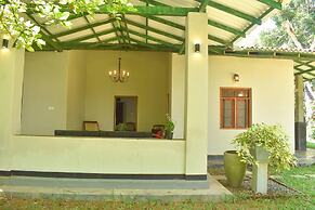 Charming & Historical 3-bed Bungalow in Hikkaduwa