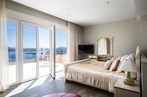 Villa Monte Leone by Konnect with Pool, Hot Tub, Spa Room & Stunning S