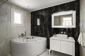 Villa Monte Leone by Konnect with Pool, Hot Tub, Spa Room & Stunning S