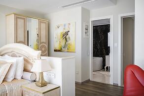 Villa Monte Leone by Konnect with Pool, Hot Tub, Spa Room & Stunning S