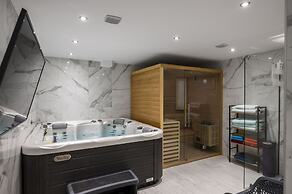 Villa Monte Leone by Konnect with Pool, Hot Tub, Spa Room & Stunning S