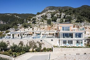 Villa Monte Leone by Konnect with Pool, Hot Tub, Spa Room & Stunning S