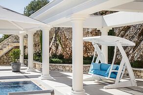 Villa Monte Leone by Konnect with Pool, Hot Tub, Spa Room & Stunning S