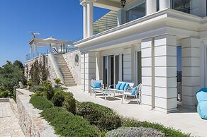 Villa Monte Leone by Konnect with Pool, Hot Tub, Spa Room & Stunning S