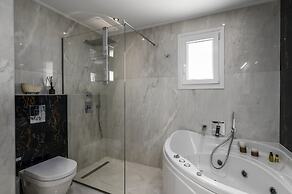 Villa Monte Leone by Konnect with Pool, Hot Tub, Spa Room & Stunning S