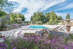 Elegant Farmhouse With Swimming Pool - Beahost