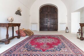 Elegant Farmhouse With Swimming Pool - Beahost