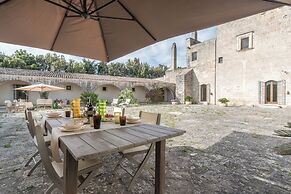 Elegant Farmhouse With Swimming Pool - Beahost