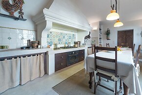 Elegant Farmhouse With Swimming Pool - Beahost