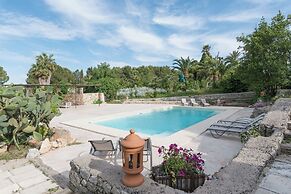 Elegant Farmhouse With Swimming Pool - Beahost