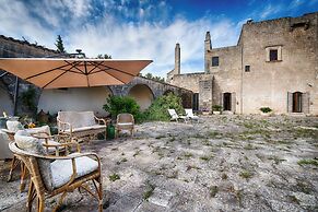 Elegant Farmhouse With Swimming Pool - Beahost