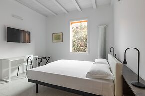 Capo di Lucca White Apartments