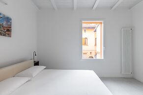 Capo di Lucca White Apartments