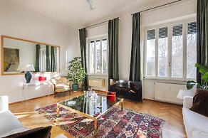 Popolo Square Luxury Two Bedroom Apartment