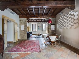 Pantheon Luxury Enchanting Apartment