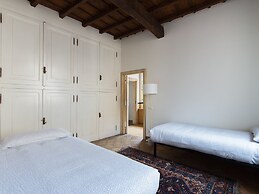 Pantheon Luxury Enchanting Apartment