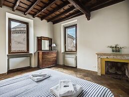 Pantheon Luxury Enchanting Apartment