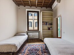 Pantheon Luxury Enchanting Apartment