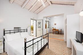 Aimilia Cottage in Longos