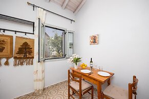 Aimilia Cottage in Longos