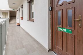 Miami Vice Apartment with Balcony