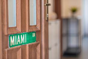 Miami Vice Apartment with Balcony