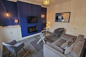 2-bed Home - Sleeps 4, Parking & Garden