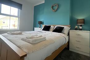 2-bed Home - Sleeps 4, Parking & Garden