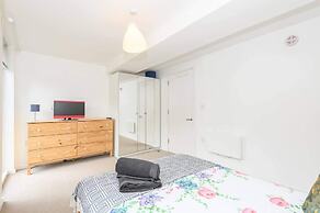 Leeds - Sleeps 4 - Pet Friendly - Parking - Gym