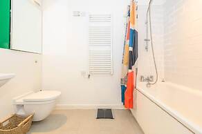 Leeds - Sleeps 4 - Pet Friendly - Parking - Gym