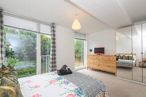 Leeds - Sleeps 4 - Pet Friendly - Parking - Gym