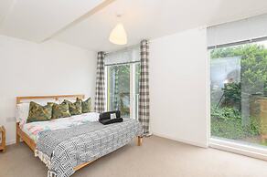 Leeds - Sleeps 4 - Pet Friendly - Parking - Gym