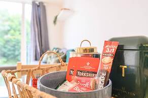 Leeds - Sleeps 4 - Pet Friendly - Parking - Gym