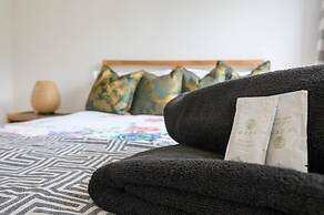 Leeds - Sleeps 4 - Pet Friendly - Parking - Gym