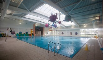 7 Guests - 3 Bedrooms - Pool - Balcony - Parking