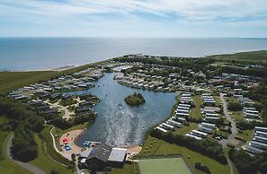 7 Guests - 3 Bedrooms - Pool - Balcony - Parking