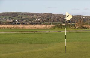 7 Guests - 3 Bedrooms - Pool - Balcony - Parking