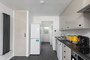 Skyvillion - Lush 2 Bed Hydean Way House & Garden