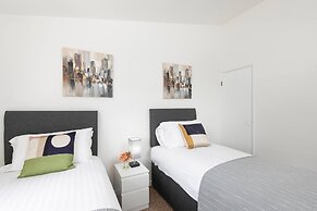 Skyvillion - Lush 2 Bed Hydean Way House & Garden