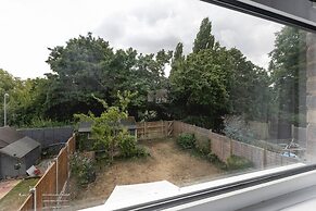 Skyvillion - Lush 2 Bed Hydean Way House & Garden