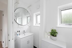 Skyvillion - Lush 2 Bed Hydean Way House & Garden