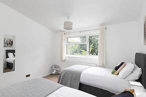 Skyvillion - Lush 2 Bed Hydean Way House & Garden